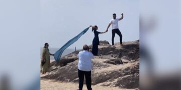 Elderly Couple Helps Daughter In Law To Click A Perfect Picture With Husband On The Beach Viral Video Wins Hearts