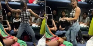 Indias Got Talent Contestant Dances To Saami Saami Song On Train | Girl Is Seen-dancing In Front Of Passengers On Sami Sami Song, Ladki Ne Train Me Kiya Dance
