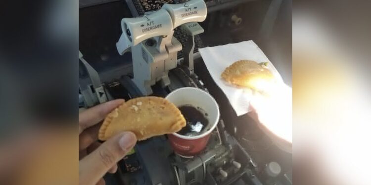 होली के मौके पर फ्लाइट कॉकपिट में गुजिया-कॉफी रखना पायलट को पड़ा भारी, दोनों को निकाला गया