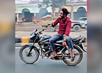 Police Taught A Lesson To This Person Doing Deadly Stunt On Bike In Dhoom Style, Watching This Video You Too Will Be Red With Anger