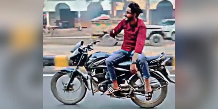 Police Taught A Lesson To This Person Doing Deadly Stunt On Bike In Dhoom Style, Watching This Video You Too Will Be Red With Anger