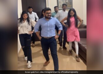 Manager Dances With His Team To Naatu Naatu Song In Office Internet Says Office Ho Toh Aisa See Viral Video – मैनेजर ने ऑफिस में अपनी टीम के साथ नाटू नाटू गाने पर किया डांस, सिखाए डांस स्टेप्स, लोग बोले