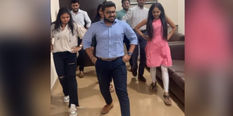 Manager Dances With His Team To Naatu Naatu Song In Office Internet Says Office Ho Toh Aisa See Viral Video – मैनेजर ने ऑफिस में अपनी टीम के साथ नाटू नाटू गाने पर किया डांस, सिखाए डांस स्टेप्स, लोग बोले