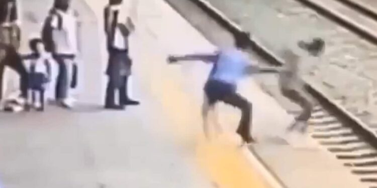 पटरी पर जान देने जा रही महिला को बचाने गया शख्स, फिर हुआ ऐसा, जिसे देख दिल दहल जाएगा