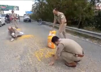 Elderly Mans Pulse Had Fallen On The Road, Police Picked It Up And Put It In A Sack, Video Viral