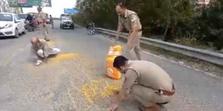 Elderly Mans Pulse Had Fallen On The Road, Police Picked It Up And Put It In A Sack, Video Viral