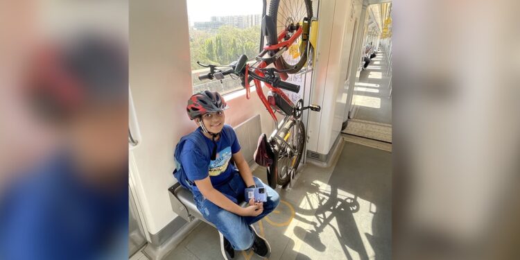 Seeing The Picture Of A Child Traveling With A Bicycle In The Metro, The User Said – This Is Our Future! – मेट्रो में साइकिल के साथ यात्रा कर रहे बच्चे की तस्वीर देख यूज़र ने कहा