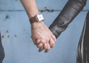 Lover Kneeling In The Rain And Cold For 21 Hours Continuously To Persuade The Angry Girlfriend