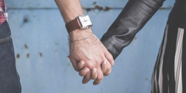 Lover Kneeling In The Rain And Cold For 21 Hours Continuously To Persuade The Angry Girlfriend