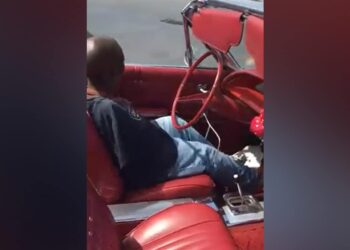 बिना हाथ शख्स ने इस तरह चलाई कार, Video देख यूजर्स ने कही ये बात