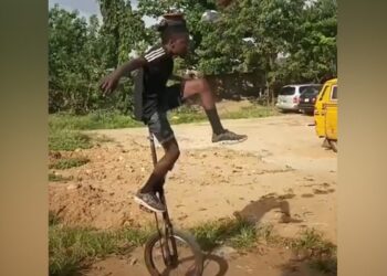 बैलेंस में इस लड़के का कोई सानी नहीं, साइकिल चलाते हुए अपने स्टंट से हैरान किया, इसे घर में ना करें