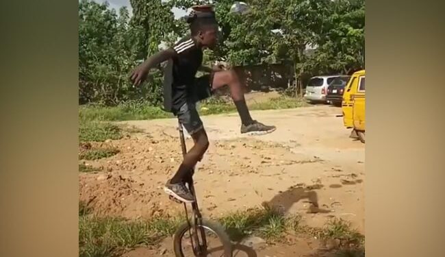 बैलेंस में इस लड़के का कोई सानी नहीं, साइकिल चलाते हुए अपने स्टंट से हैरान किया, इसे घर में ना करें