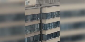 Children Were Going To Another Building From The Roof Of 27th Floor, Then Something Like This Happened…old Video Viral