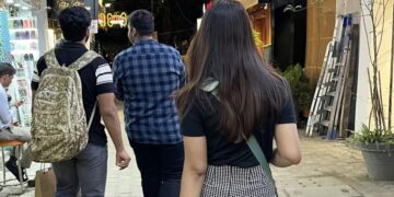 Girl Asks Internet To Remove Boys Photobombing Her Pic Internet Come Up With Hilarious Edits – लड़की ने कहा