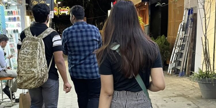 Girl Asks Internet To Remove Boys Photobombing Her Pic Internet Come Up With Hilarious Edits – लड़की ने कहा