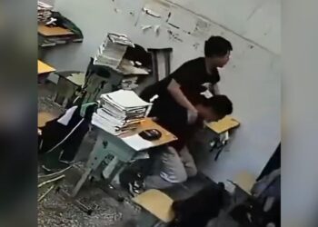 Regardless Of His Life, The Boy Saved The Life Of His Helpless Friend, People Said – Humanity Is Alive – जान की परवाह किए बिना लड़के ने अपने लाचार दोस्त की बचाई जान, लोगों ने कहा