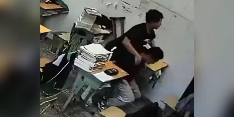 Regardless Of His Life, The Boy Saved The Life Of His Helpless Friend, People Said – Humanity Is Alive – जान की परवाह किए बिना लड़के ने अपने लाचार दोस्त की बचाई जान, लोगों ने कहा