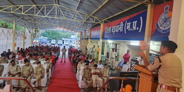 पुलिस परिवार के अधिकारी/कर्मचारी है उनके बच्चों के लिए पुलिस समर कैंप का आयोजित