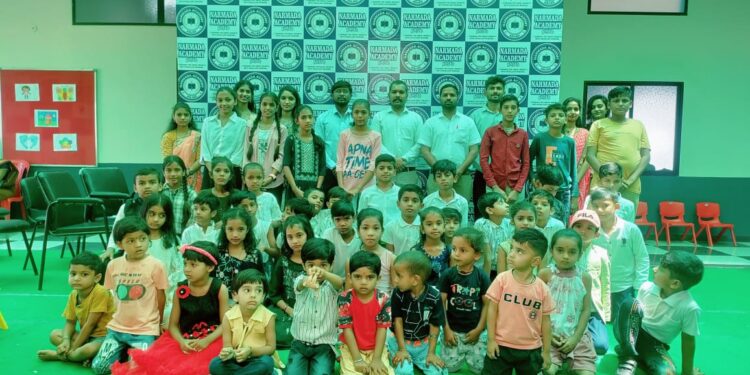 समर केम्प के समापन समारोह में बच्चो द्वारा नृत्य प्रस्तुत किये गए एवं ट्रिकी मैथ्स का प्रदर्शन किया गया