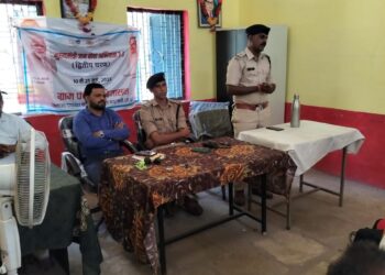 बड़वानी पुलिस द्वारा ग्राम पंचायत बिजासन मे यातायात नियमों व साइबर अपराध के संबंध में आम जनता को किया गया जागरूक