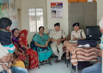 बड़वानी पुलिस द्वारा 5 माह से अलग रह रहे बिछड़े दंपत्ति को मिलाया,अब पति अपनी पत्नि ,बेटी को कपडे भी लाकर देगा