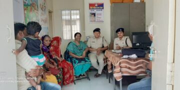 बड़वानी पुलिस द्वारा 5 माह से अलग रह रहे बिछड़े दंपत्ति को मिलाया,अब पति अपनी पत्नि ,बेटी को कपडे भी लाकर देगा