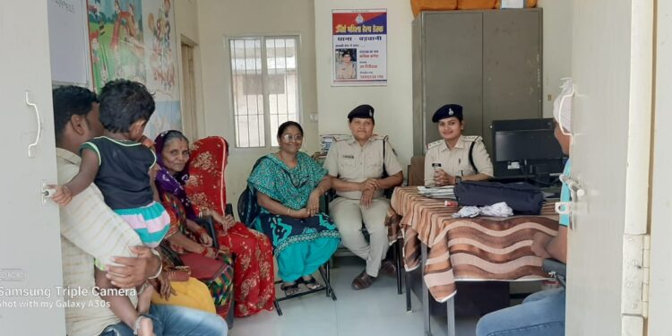 बड़वानी पुलिस द्वारा 5 माह से अलग रह रहे बिछड़े दंपत्ति को मिलाया,अब पति अपनी पत्नि ,बेटी को कपडे भी लाकर देगा