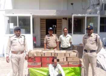 थाना सेंधवा ग्रामीण पुलिस द्वारा अवैध शराब व एक आरोपी को किया गिरफ्तार
