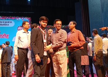 माध्यमिक शिक्षा मंडल मध्य प्रदेश द्वारा प्रदेश में कुणाल सोनी द्वारा कक्षा 12 वी की प्रावीण्य सूची में दसवा स्थान प्राप्त करने पर किया सम्मानित