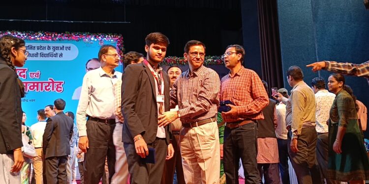 माध्यमिक शिक्षा मंडल मध्य प्रदेश द्वारा प्रदेश में कुणाल सोनी द्वारा कक्षा 12 वी की प्रावीण्य सूची में दसवा स्थान प्राप्त करने पर किया सम्मानित