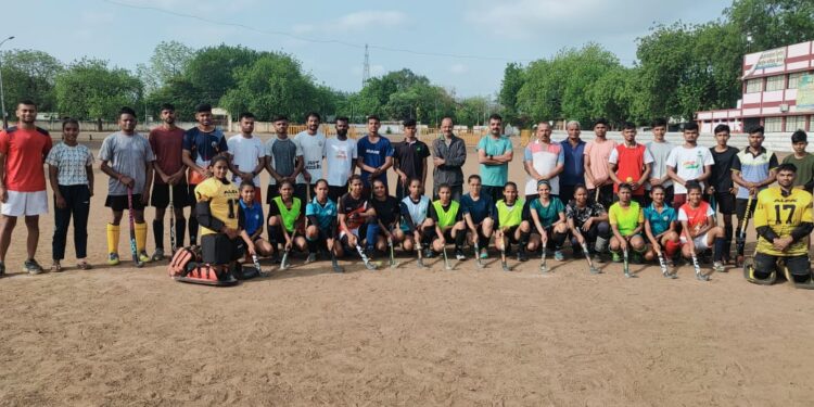 पुलिस अधीक्षक श्री पुनीत गेहलोद ने की हॉकी खिलाड़ियों की हौसला अफजाई