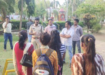 सायबर जागरूकता कार्यक्रम के अंतर्गत साइबर टीम द्वारा इंदिरा गांधी उद्यान में आम जनता से जनसंवाद कर साइबर अपराधों से सुरक्षा संबंधी जानकारीया दी