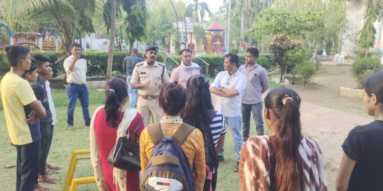 सायबर जागरूकता कार्यक्रम के अंतर्गत साइबर टीम द्वारा इंदिरा गांधी उद्यान में आम जनता से जनसंवाद कर साइबर अपराधों से सुरक्षा संबंधी जानकारीया दी