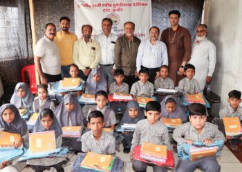 जरूरतमंद विद्यार्थियों को स्कूल की कॉपी किताबों और बेग का वितरण हाजी इब्राहिम सुपेडी वाला चेरीटेबल ट्रस्ट द्वारा किया गया