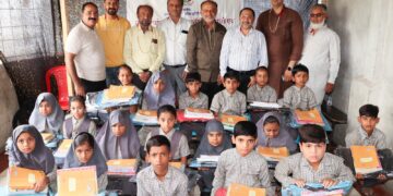 जरूरतमंद विद्यार्थियों को स्कूल की कॉपी किताबों और बेग का वितरण हाजी इब्राहिम सुपेडी वाला चेरीटेबल ट्रस्ट द्वारा किया गया