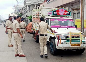 थाना सेंधवा शहर पुलिस ने कस्बा सेंधवा में रोड किनारे खडे ट्रको को हटवाकर ट्रको के विरुद्ध चालानी कार्यवाही कर 2500 रुपये का समन शुल्क वसुल किया