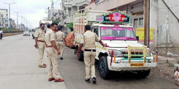 थाना सेंधवा शहर पुलिस ने कस्बा सेंधवा में रोड किनारे खडे ट्रको को हटवाकर ट्रको के विरुद्ध चालानी कार्यवाही कर 2500 रुपये का समन शुल्क वसुल किया
