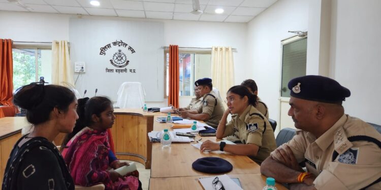 मंगलवार को जिला पुलिस कंट्रोल रूम बड़वानी में जनसुनवाई का आयोजन किया