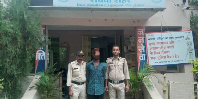 थाना सेंधवा शहर पुलिस ने नाबालिग लड़की को 02 घंटे के भीतर सांगवी महाराष्ट्र से ढूंढ कर बहला फुसलाकर ले जाने वाले आरोपी को से किया गिरफ्तार