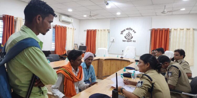 मंगलवार को जिला पुलिस कंट्रोल रूम बड़वानी में जनसुनवाई का आयोजन किया