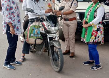 प्रदेश भर में चलाया जा रहे हेलमेट लगाओ अभियान के तहत हेलमेट धारण करने वाले चालकों का पुष्प गुच्छ से किया सम्मान