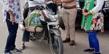 प्रदेश भर में चलाया जा रहे हेलमेट लगाओ अभियान के तहत हेलमेट धारण करने वाले चालकों का पुष्प गुच्छ से किया सम्मान