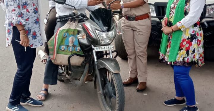 प्रदेश भर में चलाया जा रहे हेलमेट लगाओ अभियान के तहत हेलमेट धारण करने वाले चालकों का पुष्प गुच्छ से किया सम्मान