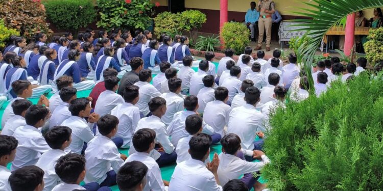 शासकीय हायर सेकंडरी स्कूल नागलवाड़ी में नागलवाड़ी पुलिस द्वारा किया गया जागरूकता अभियान का आयोजन
