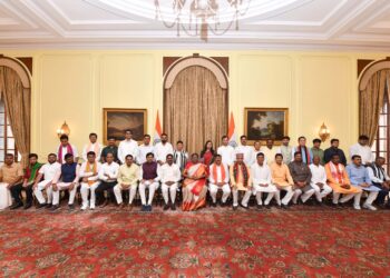 देश की प्रथम आदिवासी महिला राष्ट्रपति बनने के बाद देशभर के भाजपा अनुसूचित जनजाति मोर्चा के प्रतिनिधि मंडल ने राष्ट्रपति भवन नई दिल्ली में महामहिम राष्ट्रपति श्रीमती द्रौपदी मुर्मू से भेंट की