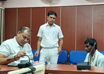 मंगलवार को हुई जनसुनवाई में संयुक्त कलेक्टर वीरसिंह चौहान व सोहन कनाश ने 61 आवेदकों को व्यक्तिगत रूप से सुना तथा मौके पर ही हो सकने वाली समस्याओं का निराकरण कराया