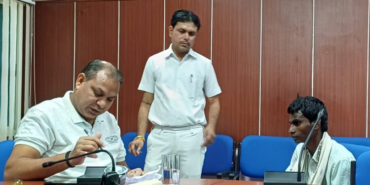 मंगलवार को हुई जनसुनवाई में संयुक्त कलेक्टर वीरसिंह चौहान व सोहन कनाश ने 61 आवेदकों को व्यक्तिगत रूप से सुना तथा मौके पर ही हो सकने वाली समस्याओं का निराकरण कराया