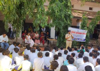 यातायात सुरक्षा हेतु जागरूकता अभियान के तहत शासकीय हाई स्कूल क्रमांक 03 में 150 से अधिक बच्चो को यातायात नियमों के बारे जानकारी दी गई