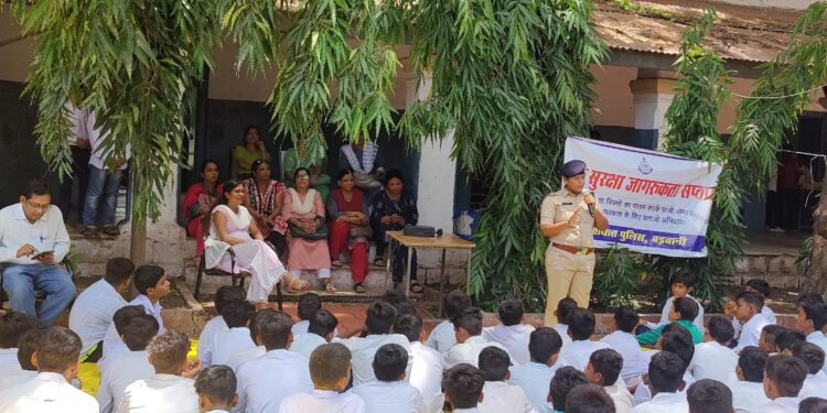 यातायात सुरक्षा हेतु जागरूकता अभियान के तहत शासकीय हाई स्कूल क्रमांक 03 में 150 से अधिक बच्चो को यातायात नियमों के बारे जानकारी दी गई