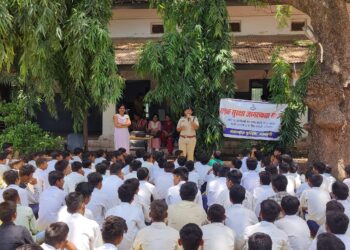 यातायात सुरक्षा हेतु जागरूकता अभियान के तहत शासकीय हाई स्कूल क्रमांक 03 में 150 से अधिक बच्चो को यातायात नियमों के बारे जानकारी दी गई